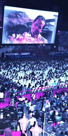 ‘9일간의 영화 축제 시작합니다’ 2일 오후 개막된 제13회 부산국제영화제 개막작인 ‘스탈린의 선물’이 수영만 요트경기장 야외상영장에서 상영되고 있다. 부산 왕상관기자 skwang@seoul.co.kr