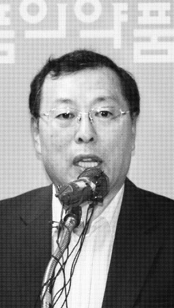 식약청 최석영 유해물질관리단장이 2일 뉴질랜드 타투아사의 원료를 사용한 국내 분유와 이유식에서 멜라민이 발견되지 않았다고 발표하고 있다. 연합뉴스