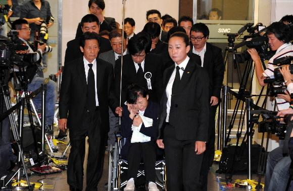 故 최진실씨 입관식 고(故) 최진실씨의 입관식이 3일 오후 서울 일원동 삼성서울병원에서 치러졌다. 오열하는 최씨의 어머니가 아들 진영씨가 미는 휠체어에 몸을 의지한 채 입관식에 참여하기 위해 빈소를 나서고 있다. 이언탁기자 utl@seoul.co.kr
