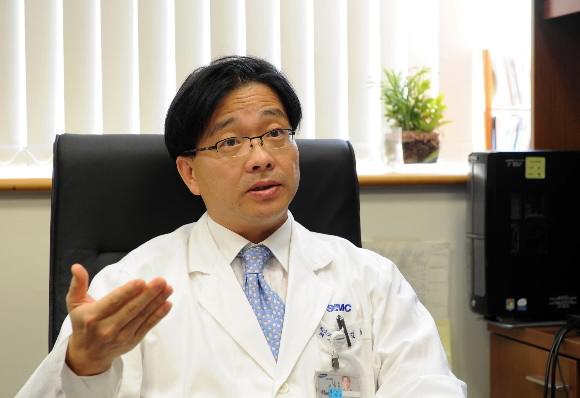 강박증은 치료를 임의로 중단하면 증상이 재발할 가능성이 높다.삼성서울병원 정신과 유범희 교수가 강박증의 증상에 대해 설명하고 있다. 이호정기자 hojeong@seoul.co.kr