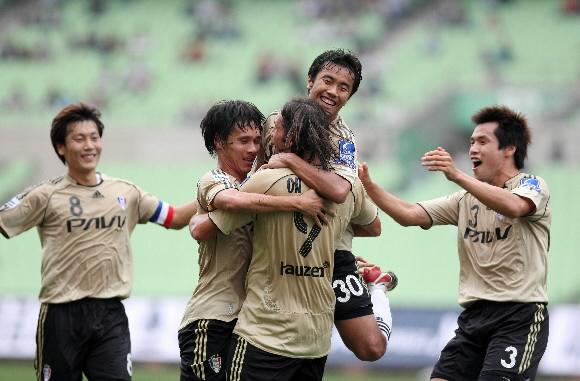 수원의 에두(등번호 9)가 5일 대구스타디움에서 열린 프로축구 K-리그 대구전에서 선제골을 터뜨린 뒤 동료들과 기쁨을 나누고 있다. 대구 최승섭기자 thunder@sportsseoul.com