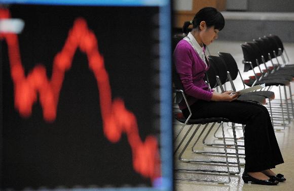 미국발 금융위기의 여파로 코스피지수가 무려 60포인트 떨어진 21일 서울 여의도 증권선물거래소에서 한 직원이 시황과 관련된 자료를 보고 있다. 손형준기자 boltagoo@seoul.co.kr