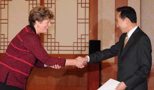 이명박 대통령이 6일 오전 청와대에서 캐슬린 스티븐스 신임 주한 미 대사로부터 신임장을 제출받고 악수하고 있다. 키가 약 180㎝ 정도인 스티븐스 대사는 한국통답게 허리를 굽혀 두 손으로 ‘한국식 악수’를 해 눈길을 끌었다. 최해국기자 seaworld@seoul.co.kr