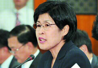 전재희 보건복지가족부 장관이 6일 서울 계동 보건복지가족부에서 열린 국회 보건복지위의 국정감사에서 의원들의 질의에 답변하고 있다. 이호정기자 hojeong@seoul.co.kr