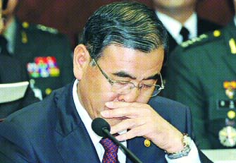 이상희 국방장관이 6일 국방부에서 열린 국회 국방위의 국정감사에서 답변하기에 앞서 고심하고 있다. 이호정기자 hojeong@seoul.co.kr