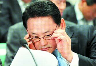 6일 국회에서 열린 문화관광체육방송통신위원회의 문화체육관광부 국정감사에서 유인촌 장관이 답변서류를 들여다보고 있다. 김명국기자 daunso@seoul.co.kr