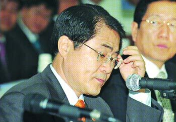 장태평 농림수산식품부 장관이 6일 농림수산식품위원회의 국정감사에서 의원의 질의를 들으며 난감해하는 표정을 짓고 있다. 김명국기자 daunso@seoul.co.kr