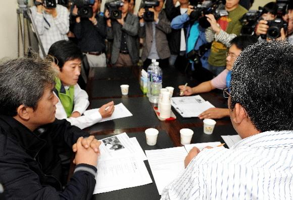 한국방송영화공연예술인노조가 6일 서울 여의도 한예조 사무실에서 고 최진실 씨의 죽음과 관련해 긴급 대책회의를 열어 악성 댓글 대책 방안 등을 논의하고 있다. 류재림기자 jawoolim@seoul.co.kr