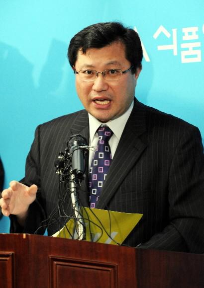 6일 서울 불광동 식품의약품안전청 생물생명공학실험동에서 최성락 식품안전국장이 멜라민 성분함유 수입제품 수거 검사결과를 발표하고 있다. 이언탁기자 utl@seoul.co.kr