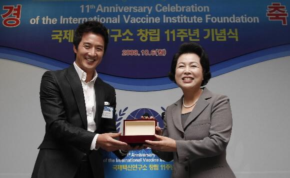 대통령 부인 김윤옥(오른쪽) 여사가 6일 서울대 연구공원에 있는 국제백신연구소(IVI)에서 열린 ‘국제백신연구소 창립 11주년 기념식’에서 IVI 홍보대사인 탤런트 정준호씨로부터 배지를 전달받고 있다. 최해국기자 seaworld@seoul.co.kr