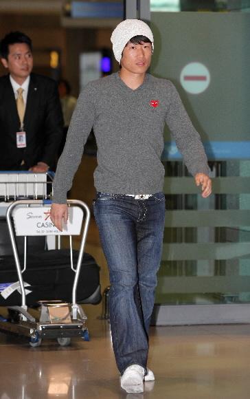 잉글랜드 프리미어리그에서 활약중인 박지성이 6일 월드컵대표팀에 합류하기 위해 귀국, 인천국제공항 입국장으로 들어서고 있다. 인천 연합뉴스