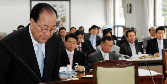 교육감 선거에서 사설학원으로부터 돈을 빌려 구설에 오른 공정택 서울시교육감이 7일 서울시교육청에서 열린 교과위 국정감사에서 여야 의원들에게 인사하고 있다. 안주영기자  jya@seoul.co.kr