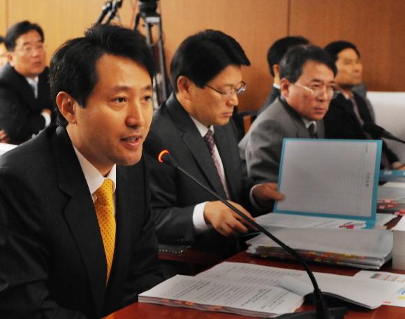 오세훈(왼쪽) 서울시장이 8일 서울시청에서 열린 행정안전위원회 국정감사에서 여야 의원들의 질의에 답변하고 있다.  이언탁기자 utl@seoul.co.kr