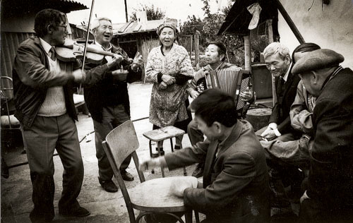 들일을 마치면 마을 회관에 모여 고향의 노래를 부른다