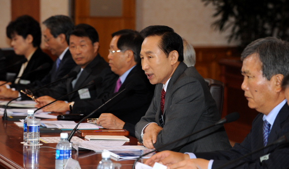 이명박 대통령이 20일 청와대에서 열린 제1차 국민경제자문회의에서 최근 미국발 금융쇼크에 따른 정부의 대책 등에 대해 설명하고 있다. 최해국기자@seaworld@seoul.co.kr