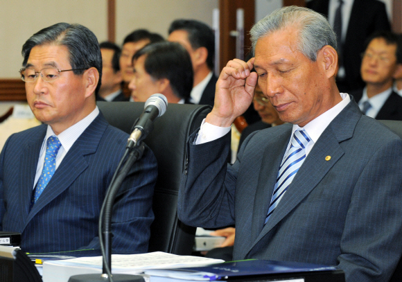 진땀나는 韓銀총재  20일 한국은행에서 열린 국회 재정위의 국정감사에서 이성태 한은 총재가 의원들의 질의를 듣고 있다.  이언탁기자 utl@seoul.co.kr