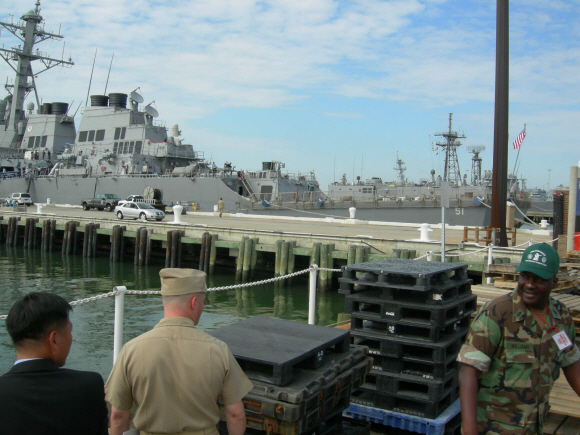 노포크 해군기지 제5 부두에 정박해 있는 미국 최초의 이지스 구축함 알레이버크함(DDG-51) 등이 출항 준비를 위해 분주하게 움직이는 모습을 미군 관계자들이 지난 15일(현지시간) 지켜 보고 있다. 노포크(미국 버지니아주) 이석우기자 jun88@seoul.co.kr