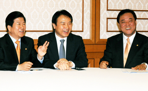 정책위의장 회동  여야 3당의 정책위의장들이 21일 국회에서 은행의 외화차입에 대한 정부 보증을 승인해주는 방안 등을 논의하고 있다. 왼쪽부터 민주당 박병석, 한나라당 임태희, 선진과 창조모임 류근찬 정책위의장. 이언탁기자 utl@seoul.co.kr