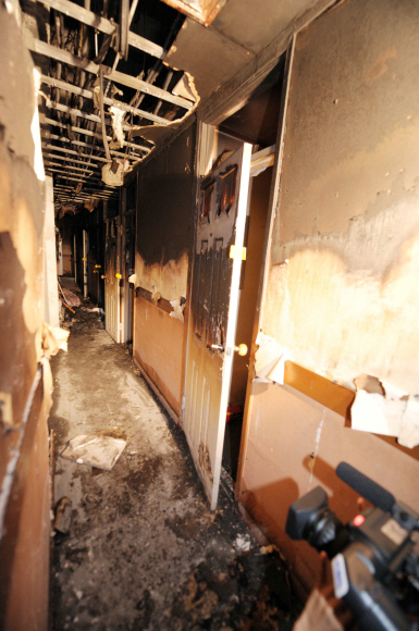 21일 공개된 서울 논현동 고시원의 ‘묻지마 살인’ 현장은 사건 당시의 처참함이 그대로 묻어나는 듯하다. 정연호기자 tpgod@seoul.co.kr