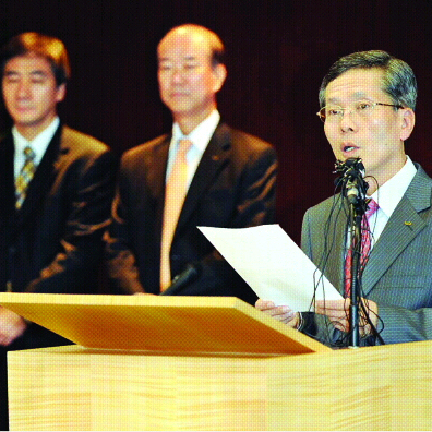24일 서울 여의도 산업은행 본점에서 정인성 기업금융본부 부행장이 한화가 대우조선해양 인수 우선협상 대상자로 선정됐다고 발표하고 있다. 이호정기자 hojeong@seoul.co.kr