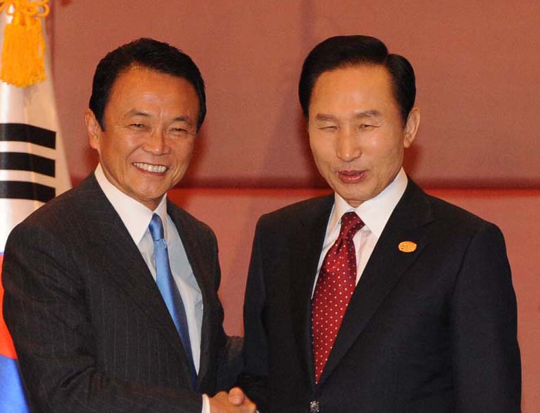 제7차 아셈정상회의에 참석한 이명박 대통령이 24일 오전 숙소인 리젠트 호텔에서 아소 다로 일본 총리와 정상회담을 갖기에 앞서 악수하고 있다. 베이징 최해국기자 seaworld@seoul.co.kr