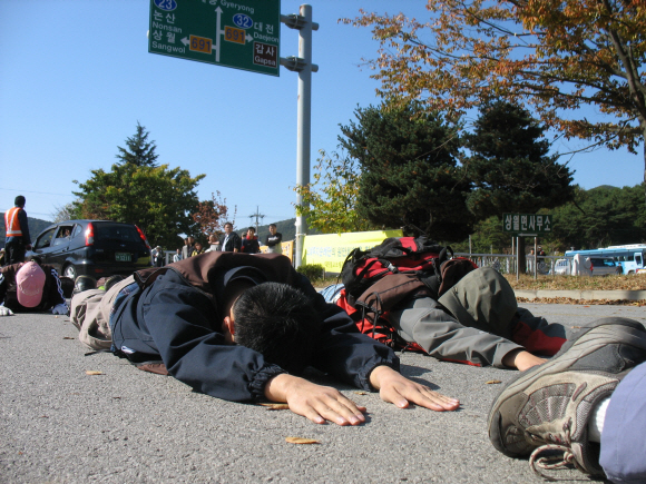 ‘사람의 길, 생명의 길, 평화의 길을 찾아서’란 주제로 이어져온 오체투지 순례 행사 마지막 날인 26일, 본사 하종훈(왼쪽) 김영롱 기자가 충남 논산시 상월면 부근에서 순례에 직접 참가해 예를 올리고 있다. 박성조기자 voicechord@seoul.co.kr