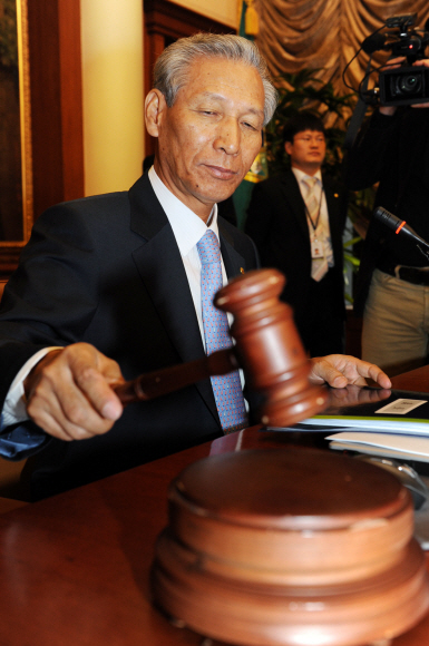 이성태 한국은행 총재가 27일 임시 금융통화위원회에서 기준금리를 0.75%포인트 전격 인하한 뒤 의사봉을 두드리고 있다. 도준석기자 pado@seoul.co.kr