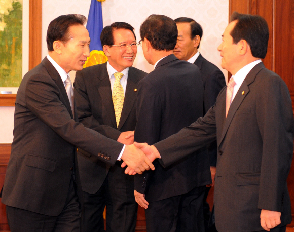 이명박 대통령이 27일 2009년도 예산안 제출과 관련한 국회 시정 연설을 앞두고 국회 의장실에서 민주당 정세균(오른쪽) 대표와 악수하고 있다. 최해국 seaworld@seoul.co.kr