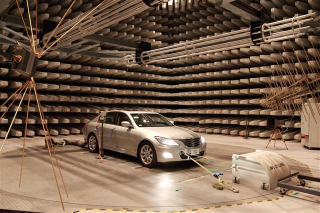 전자파실험실에서 전자파 실험을 받고 있는 제네시스 신차. 현대·기아차 제공