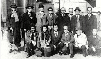 1975년 일본에서 활동하는 아나키스트 필립 빌링스리(앞줄 왼쪽 첫번째) 교수의 한국 방문을 기념해 촬영한 아나키스트들의 단체사진. 빌링스리 교수 오른쪽 두번째가 이문창 회장이다. 이학사 제공.