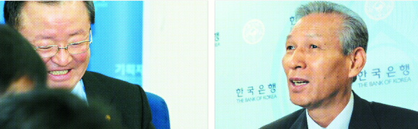 한국과 미국간 원·달러 통화 스와프 협정이 체결된 30일 오전 강만수(왼쪽)  기획재정부 장관과 이성태 한국은행 총재가 과천 정부종합청사와 한은 기자실에서 기자회견을 갖고 있다. 강 장관의 오전 발표가 예정된 가운데 이 총재가  이른 아침에 기자회견을 먼저 가져 묘한 기류를 느끼게 한다. 정연호기자 tpgod@seoul.co.kr