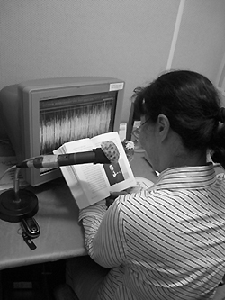 천의 목소리를 가진 얼굴 없는 배우들이 오늘도 그들의 재산인 ‘목소리’를 나누고 있다.