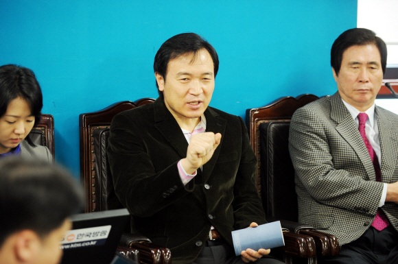 한나라당 임태희(가운데) 정책위의장과 고흥길(오른쪽) 국회 문화체육관광방송통신위원장이 9일 서울 여의도 당사에서 기업 구조조정과 신문법에 대한 입장을 밝히고 있다. 김명국기자 daunso@seoul.co.kr