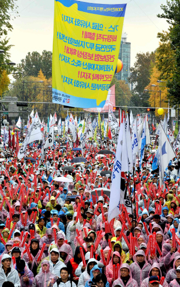 9일 오후 서울 대학로에서 고 전태일 열사의 기일과 민주노총 창립 13주년을 기념하기 위해 열린 전국노동자대회에서 참석자들이 정부의 비정규직 사용기간 연장 방침에 항의하는 집회를 갖고 있다. 류재림기자 jawoolim@seoul.co.kr