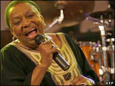 10일 타계한 남아공의 여가수 미리암 마케바