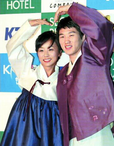 스포츠 커플인 유도의 이원희(오른쪽)와 골프의 김미현이 12일 서울 프라자호텔에서 결혼을 발표한 뒤 하트 모양을 만들며 애정을 뽐내고 있다. 최승섭기자 thunder@sportsseoul.com
