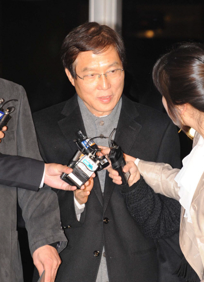 프라임그룹의 대우건설 인수로비 의혹과 관련해 아파트를 제공받은 혐의로 서울 서부지검에서 조사를 받아온 이주성 전 국세청장이 12일 구속 수감되고 있다. 도준석기자 pado@seoul.co.kr