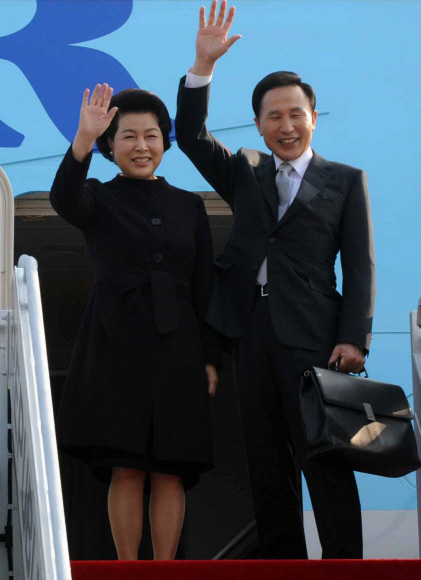 이명박 대통령과 부인 김윤옥 여사가 14일 오전 G20 금융정상회의와 아시아태평양 경제협력체(APEC) 정상회의에 참석하기 위해 서울공항을 통해 출국하고 있다. 최해국기자 seaworld@seoul.co.kr