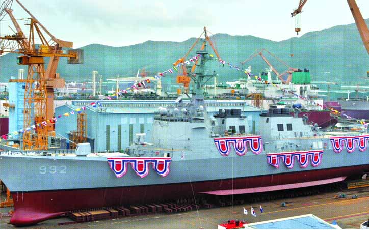 해군의 두 번째 이지스 구축함인 ‘율곡 이이함’이 14일 경남 거제 대우조선해양 조선소에서 진수됐다. 율곡 이이함은 미사일과 적 전투기 등 공중과 해상의 1000여개 표적을 동시에 추적할 수 있다. 거제 왕상관기자 skwang@seoul.co.kr