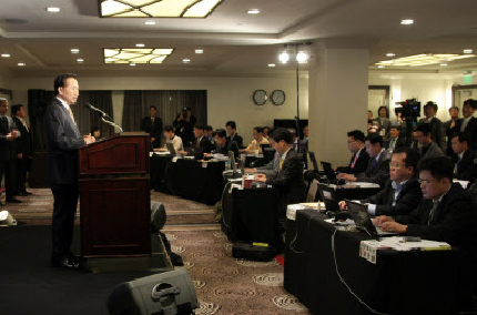 MB, 회의결과 이례적 직접 설명 G20 정상회의에 참석하기 위해 미국 워싱턴을 방문한 이명박 대통령이 15일 오후(한국시간 16일 오전) 팔로마호텔에 마련된 프레스센터에서 회의결과를 설명하고 있다. 워싱턴 최해국특파원 seaworld@seoul.co.kr