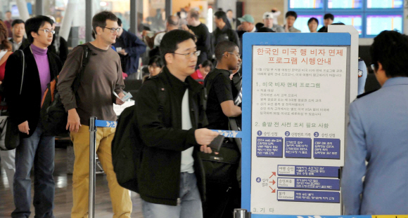 미국행 비자 면제프로그램 실행 첫 날인 17일 오전 인천국제공항에서 미국 애틀랜타로 떠나는 승객들이 탑승하기 위해 줄을 서 있다. 이호정 기자 hoejong@seoul.co.kr