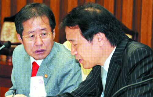 한나라당 홍준표(왼쪽) 원내대표와 임태희 정책위의장이 18일 국회에서 열린 원내대책회의에서 종합부동산세 완화 등을 협의하고 있다. 두 사람은 종부세 장기보유 기준 등을 놓고 이견을 보이기도 했다. 안주영기자 jya@seoul.co.kr