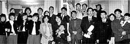 저소득층 학생들에게 무료 방과후 강의를 해주고 있는 서울 마포구 씨알학교의 한상철(맨 오른쪽) 교사와 자원봉사자들이 학생들과 파이팅을 외치고 있다. 씨알학교 제공