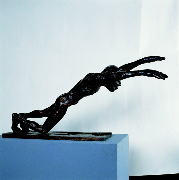 역동성과 힘이 느껴지는 작품 ‘그림자’, 브론즈, 54×200×90cm,1980년