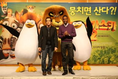 애니메이션 ‘마다가스카2’에 목소리 출연한 할리우드 스타 벤 스틸러(왼쪽)와 크리스 록이 19일 서울 장충동 신라호텔에서 기자회견을 갖고 있다. ‘영화인’ 제공