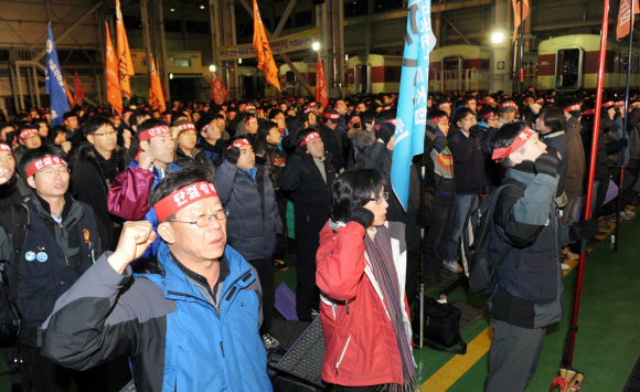 파업 예정일을 하루 앞둔 19일 서울메트로(지하철 1~4호선) 노조원들이 서울 성동구 군자차량사업소에 모여 구호를 외치고 있다. 정연호기자 tpgod@seoul.co.kr