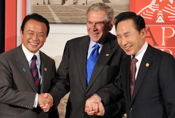 이명박(왼쪽) 대통령이 아시아·태평양 경제협력체(APEC) 정상회의가 열리고 있는 페루 리마에서 23일 조지 W 부시(가운데) 미국 대통령, 아소 다로(왼쪽) 일본 총리와 함께 3국 정상회담을 갖기에 앞서 포즈를 취하고 있다. 리마 최해국특파원 seaworld@seoul.co.kr