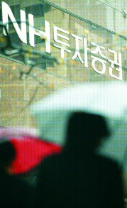 27일 서울 여의도 NH투자증권(옛 세종증권) 본사에서 직원들이 오가고 있다. 정연호기자 tpgod@seoul.co.kr