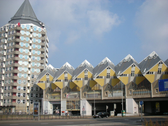 로테르담 시내의 차로 위에 건축된 큐빅 형태의 공동주택들. 주택 지을 땅이 부족한 네덜란드의 어려움을 극복하려는 아이디어의 산물이다.