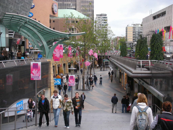 네덜란드 로테르담의 레인반거리 모습. 90년대 초반까지만 해도 차로를 중심으로 일반상가들이 밀집해 있었으나, 이후 통합디자인을 적용한 보행자 중심의 쇼핑몰 거리로 탈바꿈했다.